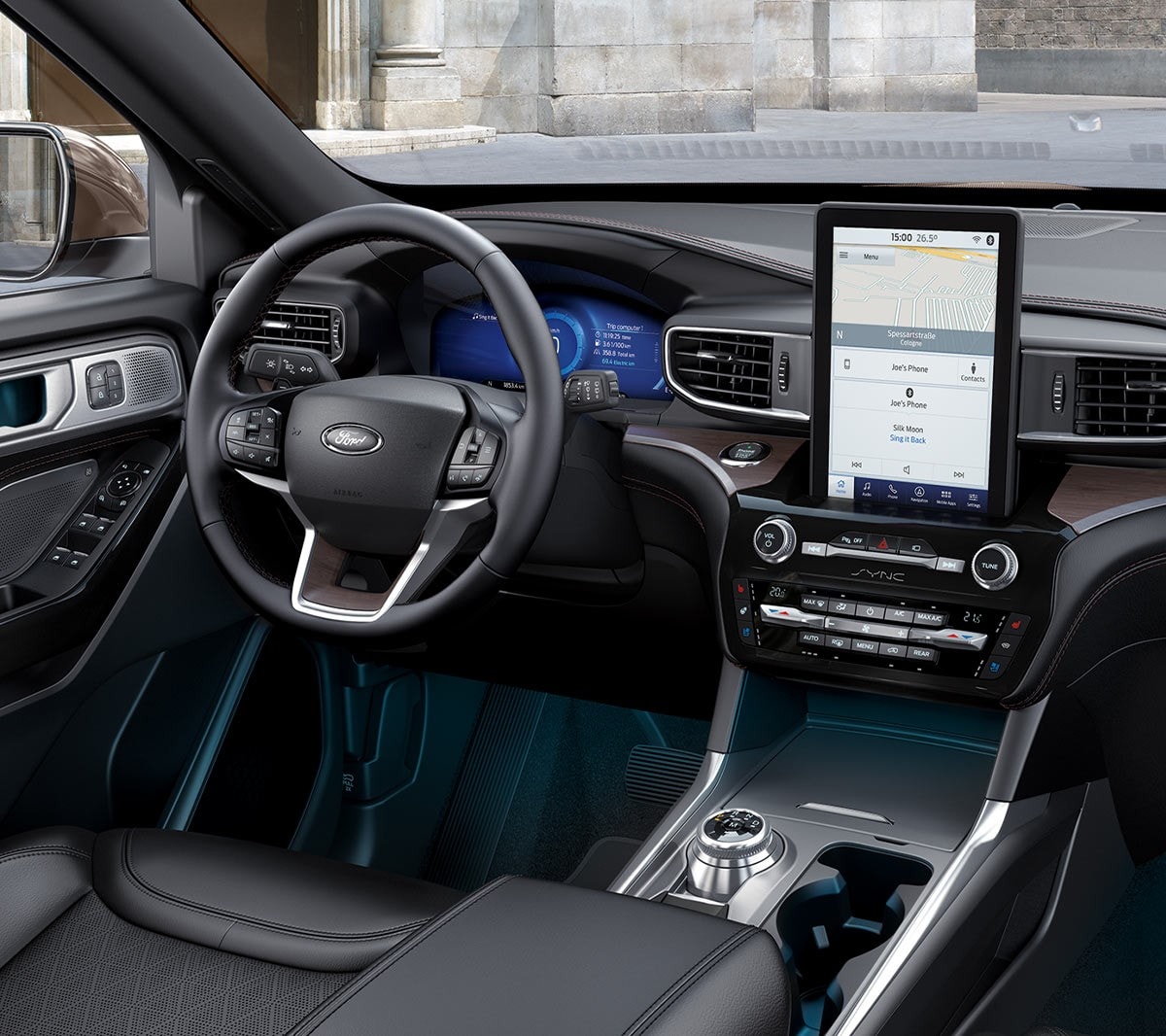 Ford Explorer interiér s předními sedadly, volantem a SYNC