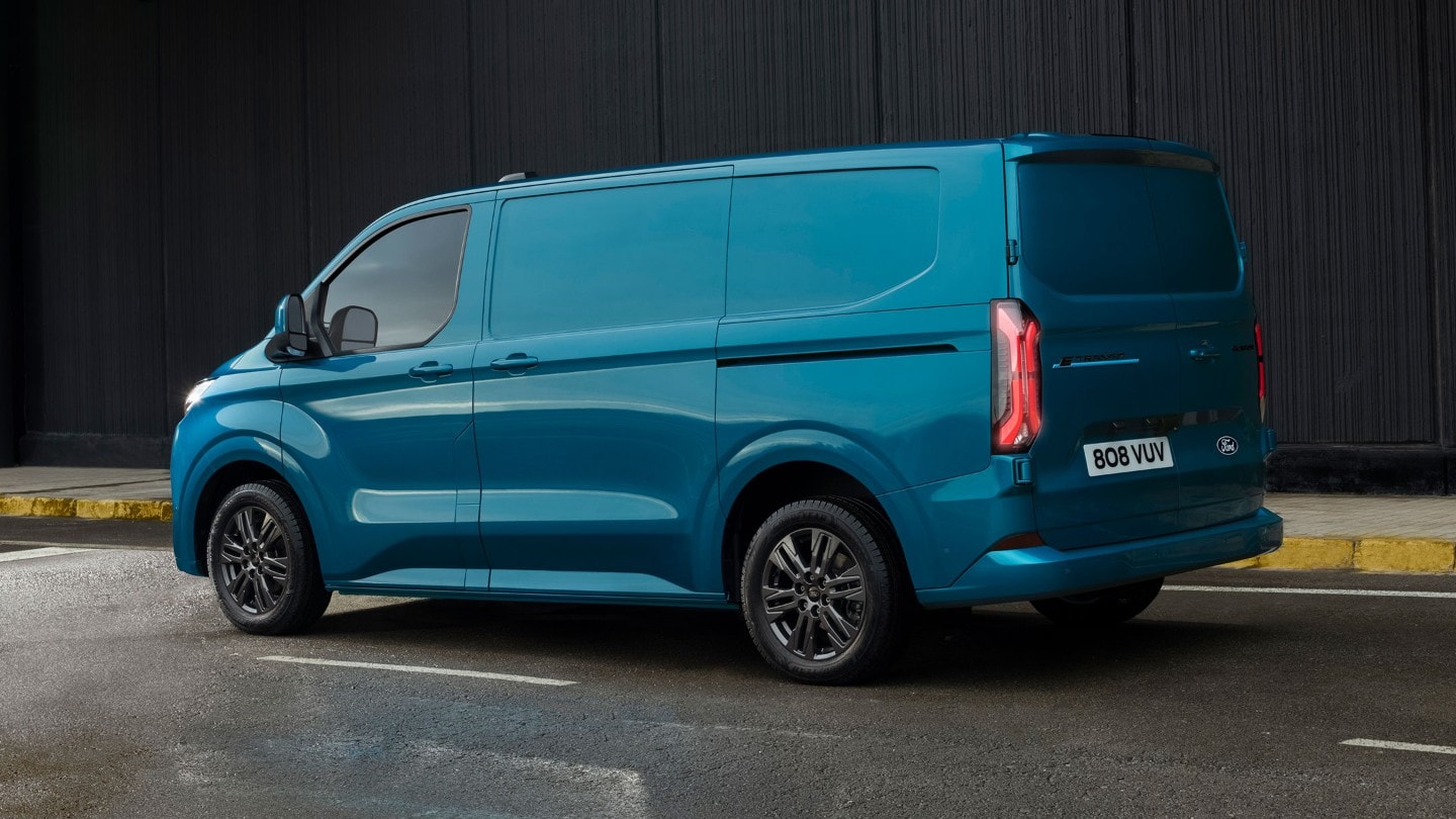 Ford E-Transit Custom DCiV Sport zezadu (výbavový stupeň Sport není dostupný pro český trh)