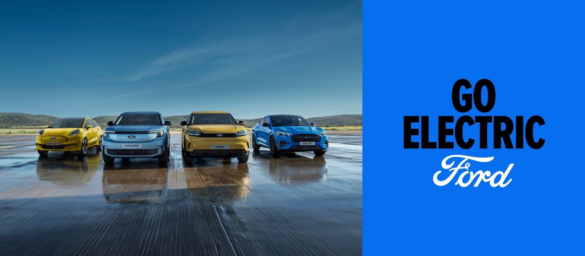 Ford Puma Gen-E, Ford Explorer, Ford Capri a Ford Mustang Mach-E seřazené na dráze vedle grafiky Go Electric na modrém pozadí.