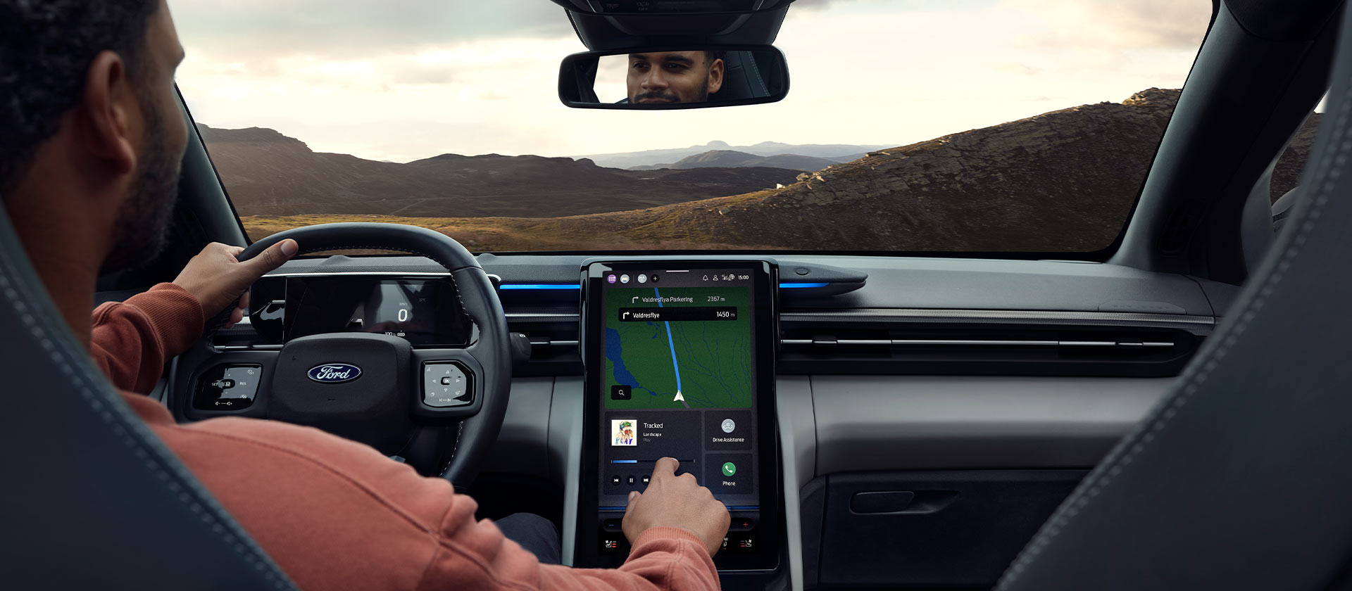 Interiér elektromobilu Ford EV zobrazující pokročilé navigační nástroje pro optimalizaci dojezdu elektromobilu a plánování cest.