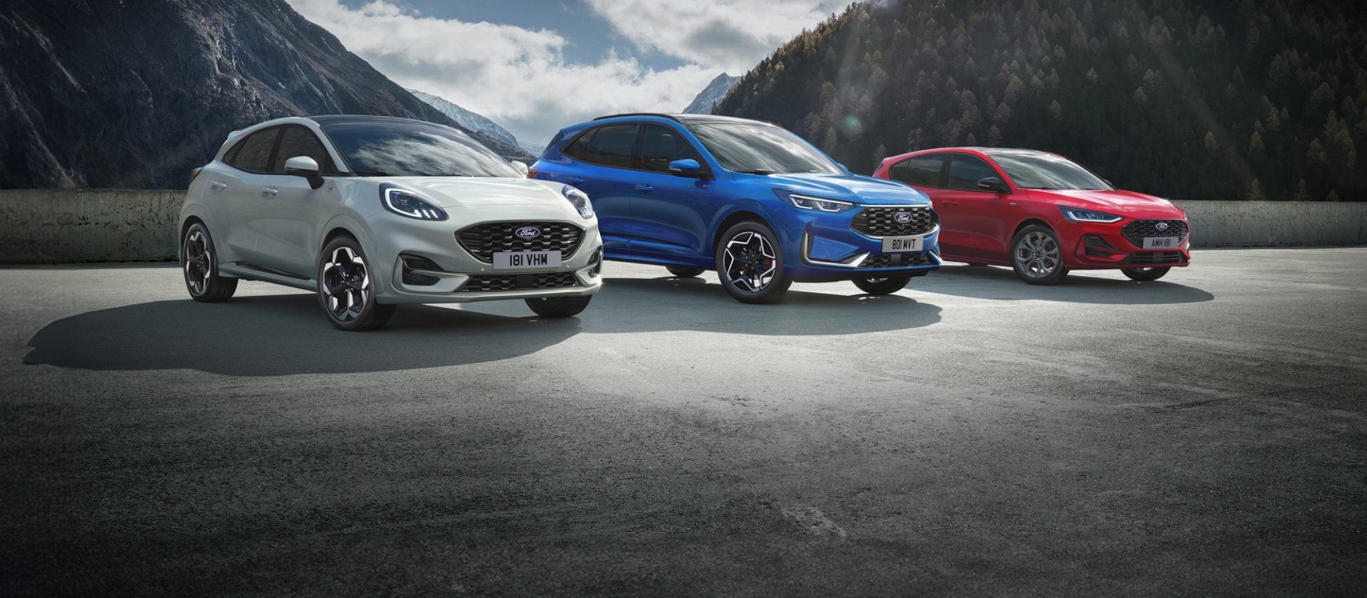 Řada hybridních vozů Ford, včetně modelů Ford Puma, Ford Kuga a Ford Focus.