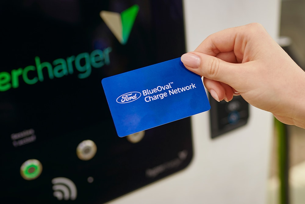 Karta BlueOval™ Charge Network (RFID) používaná na veřejné nabíjecí stanici pro snadné placení.