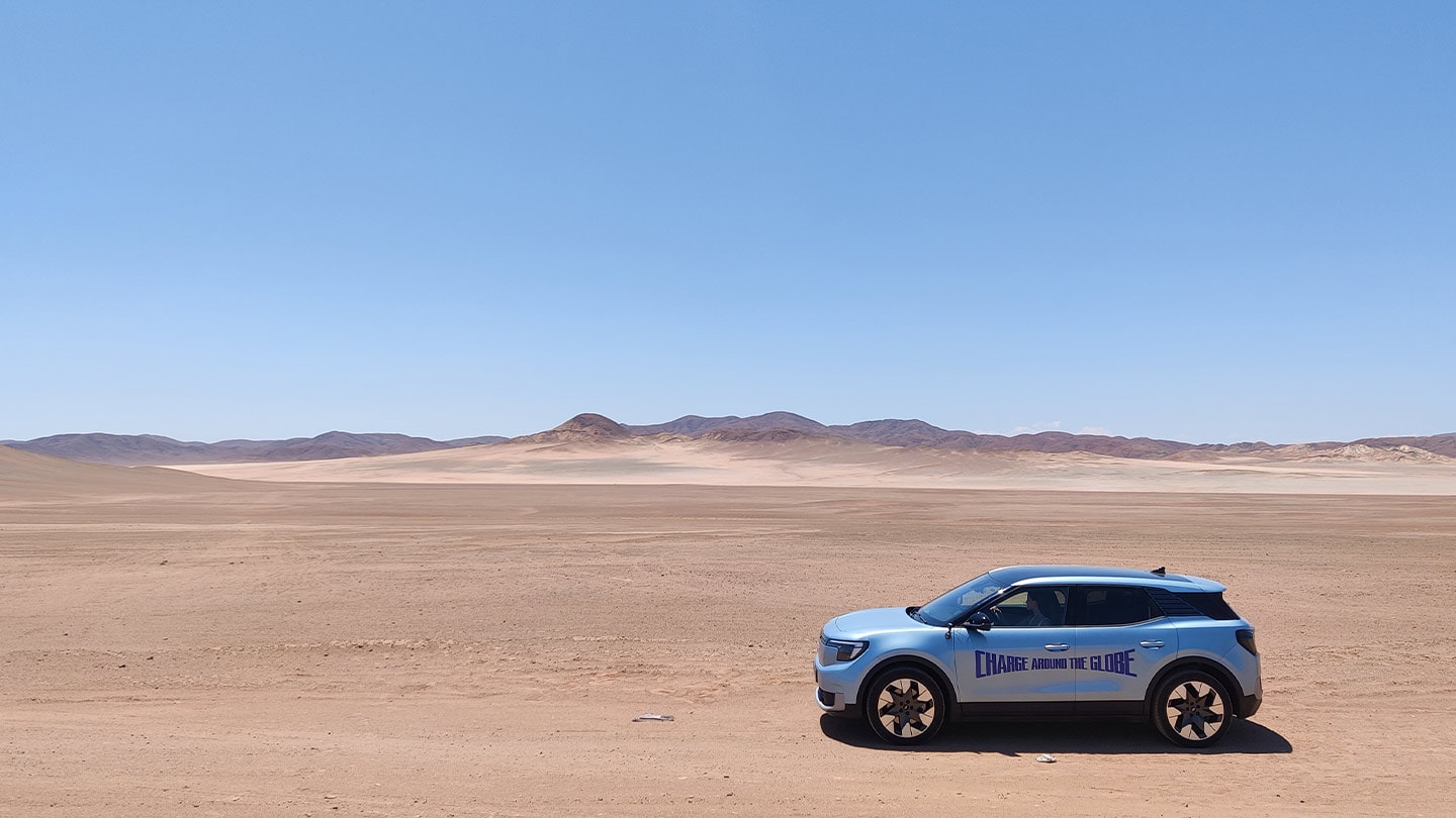 Elektrický Ford Explorer jedoucí pouští během výzvy Charge Around the Globe.