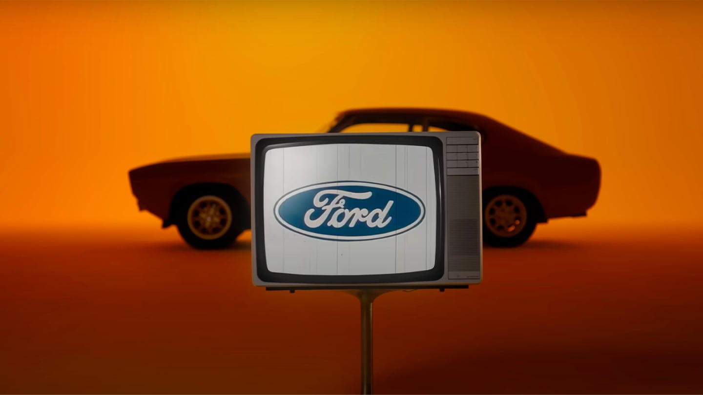 Náhled na klasický Ford Capri a jeho proměnu v nový elektrický Ford Capri.