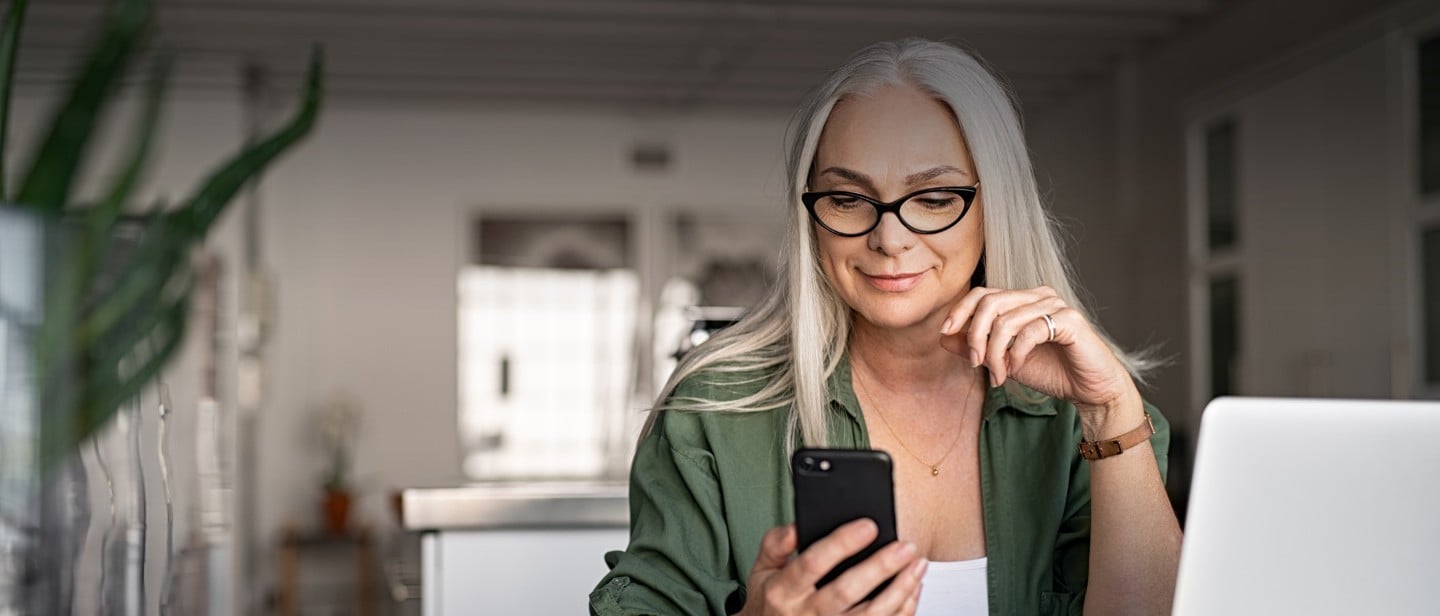 Žena se dívá na smartphone