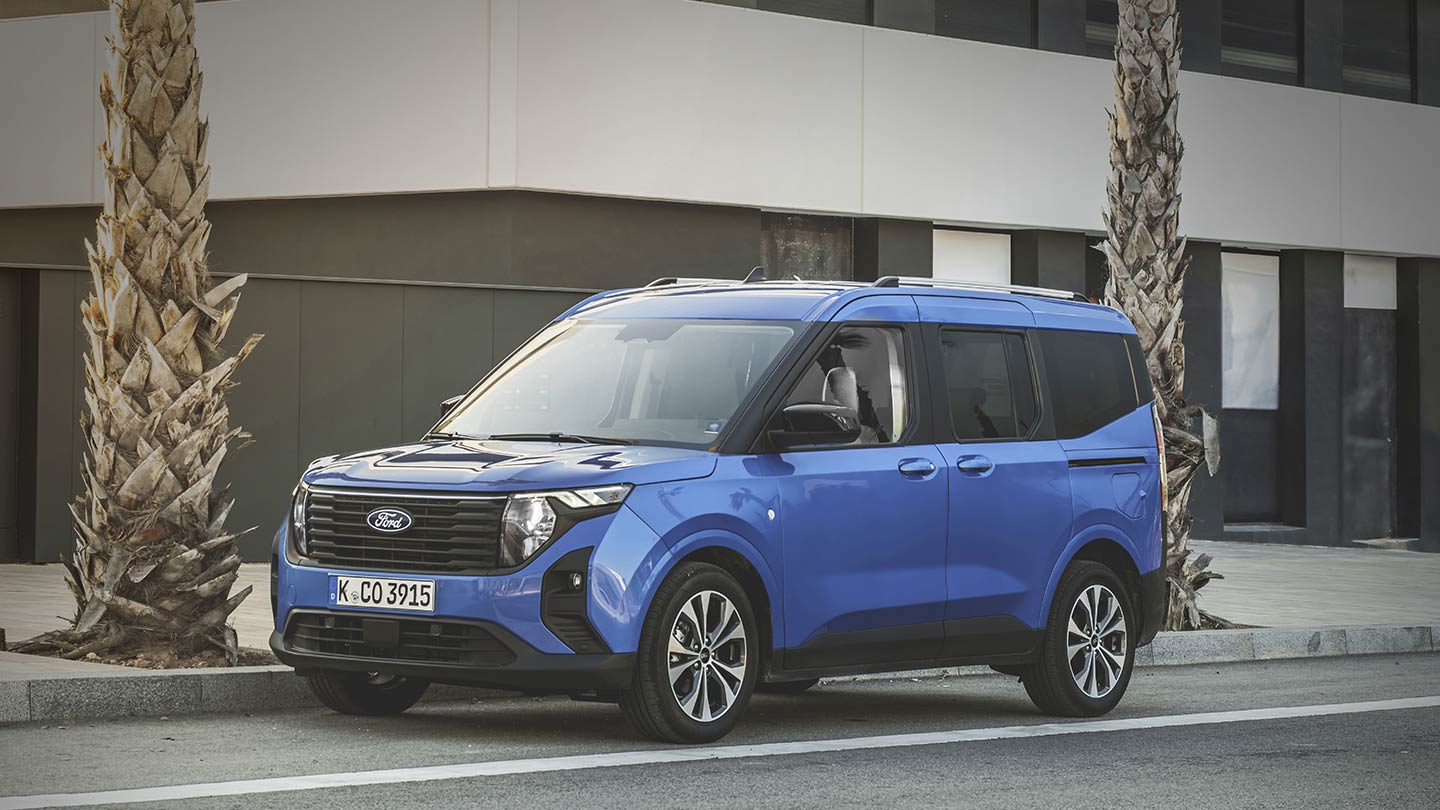 Ford Tourneo Courier Titanium in blue front 3/4 view