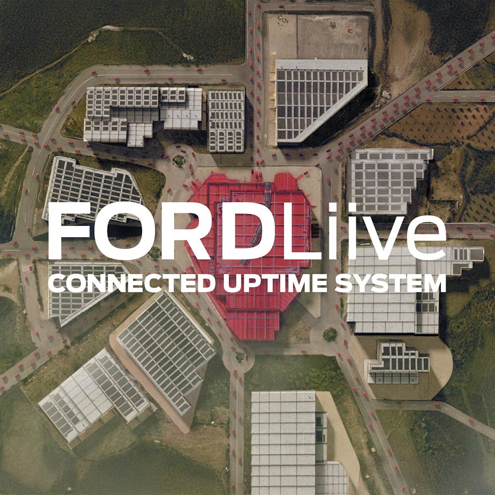 Letecký pohled na továrnu Ford s logem FordLiive.