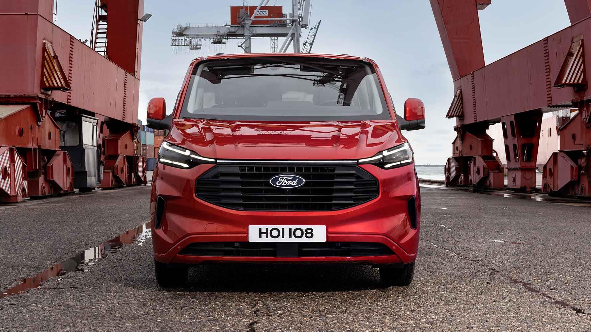 Červená dodávka Ford Transit Custom v přístavu.